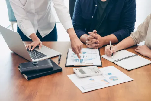 Profesionales colaborando en un proyecto de accesibilidad